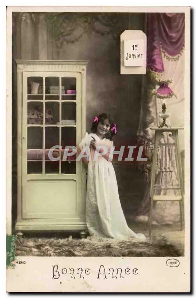 Fénelon - Paris — Kleines Mädchen in weißem Kleid vor einem Glasregal — CIRCE - Vorderseite