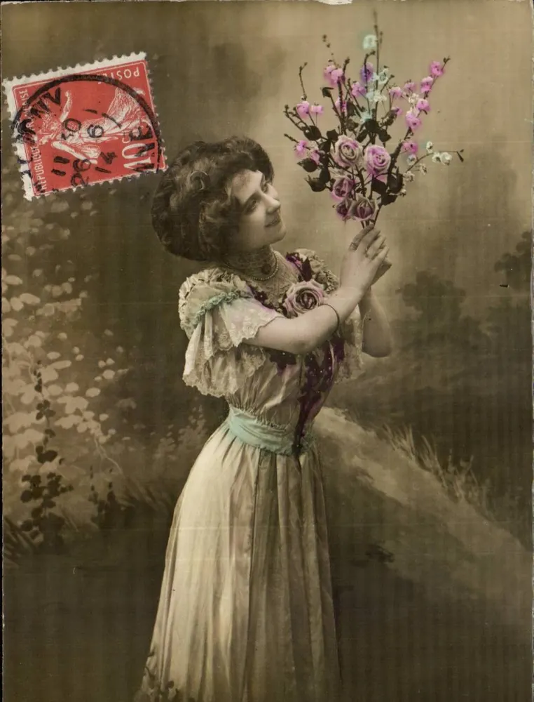 Junge Frau in einem Rüschenkleid — mit einem Rosenstrauß in der Hand — Verlag nicht sichtbar - Vorderseite