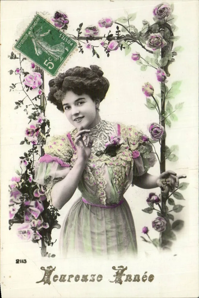 Junge Frau in geschmücktem Kleid — 'Nouvelles Années' — unbekannter Verlag, Nr. 2113 - Vorderseite