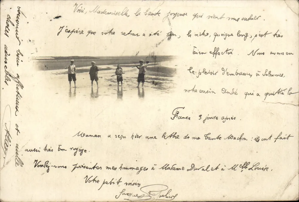 Quatro crianças em uma praia — Editor não visível — datada em torno de 1901 - Frente