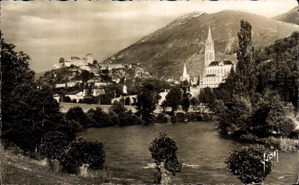 Lourdes (Hautes-Pyrénées) — Der Gave de Pau, die Basilika und das Schlossfestung — Éditions d'Art Interdiction France - Vorderseite