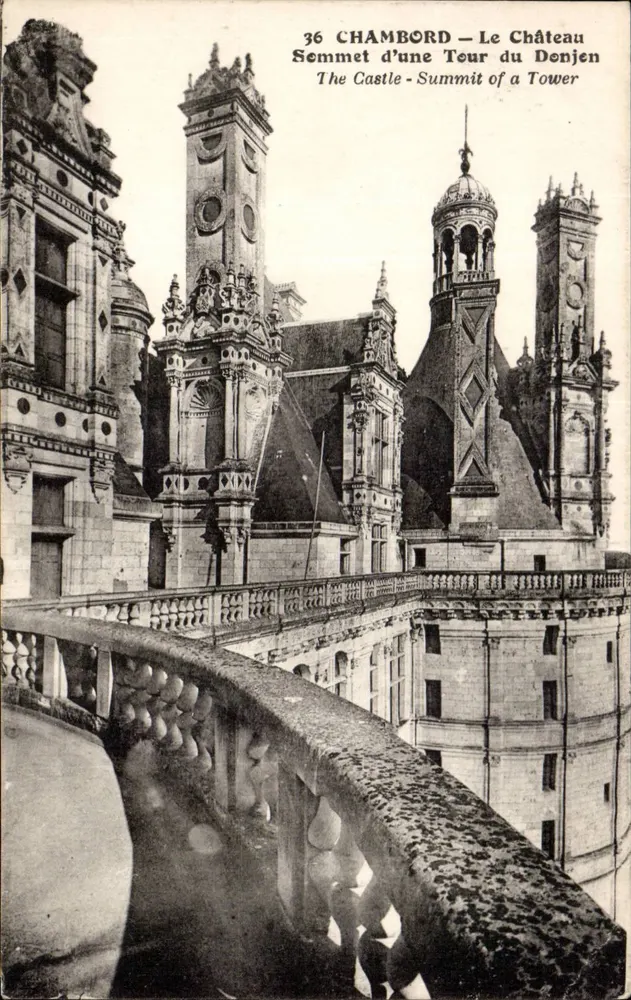 Chambord — Das Schloss — Ansicht von der Spitze einer Turm des Donjen - Vorderseite