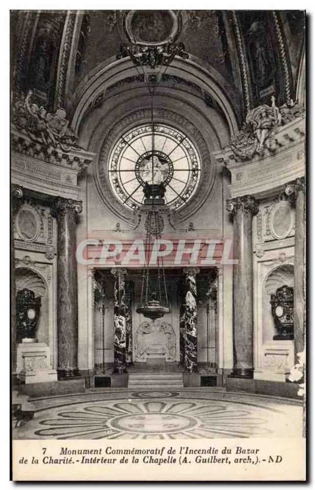 Gedenkmonument des Brandes des Caritativen Marktes — Innenraum der Kapelle (A. Guilbert, Architekt) - Vorderseite