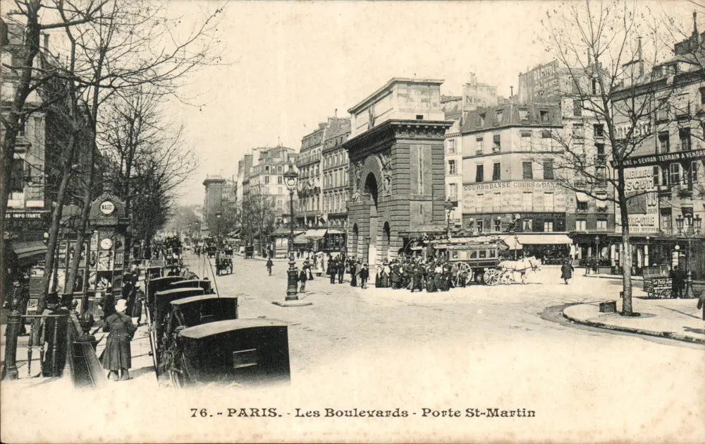 Paris - Os Boulevards - Porta St-Martin — vista urbana com arcos e carruagens — editor BACO, n°76 - Frente
