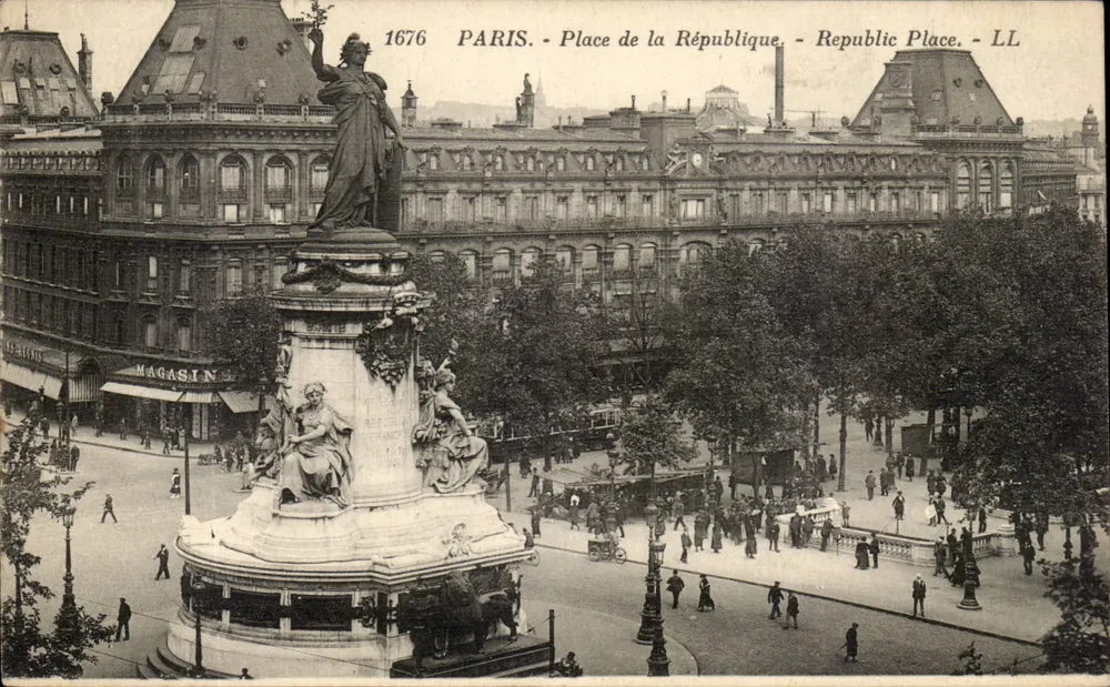 Paris - Place de la République — estátua central — LL - Frente