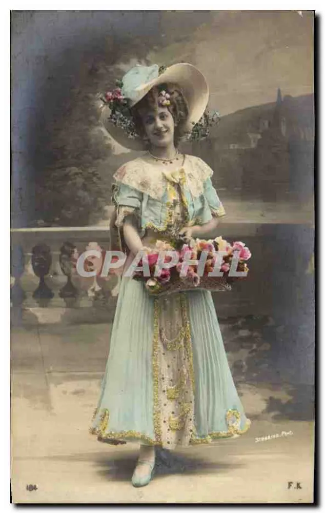 Junge Frau in hellblauer Robe und blumigem Hut — Steedina, Fot. F.K. — Nr. 184 - Vorderseite