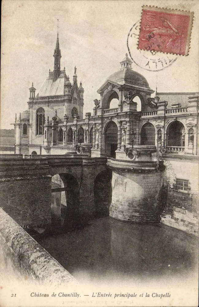 Castelo de Chantilly — A Entrada Principal e a Capela - Frente