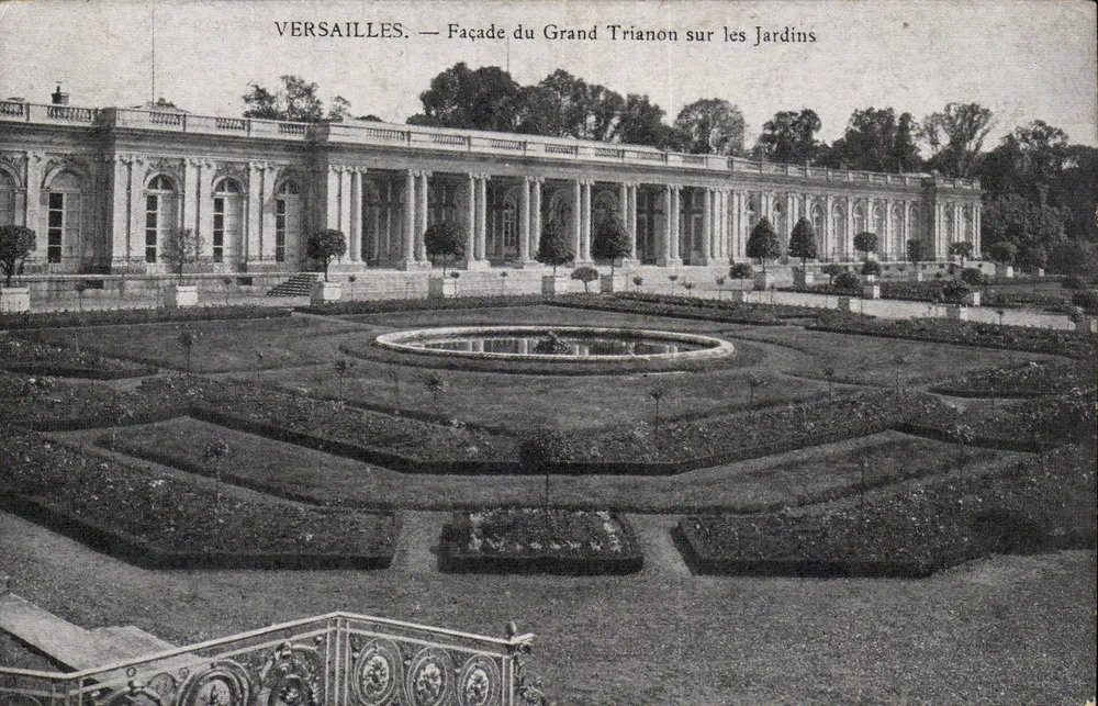 Versailles — Fassade des Grand Trianon über die Gärten - Vorderseite