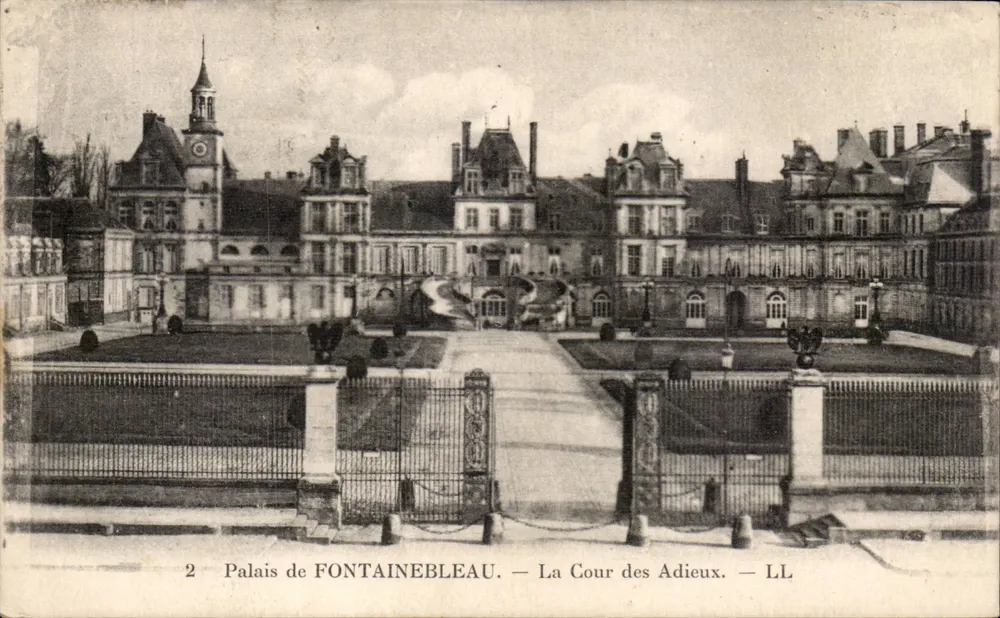 Palast von FONTAINEBLEAU — Die Cour des Adieux — LL - Vorderseite