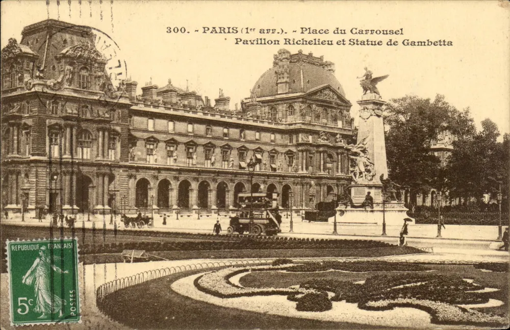 Paris (1. Arrondissement) - Place du Carrousel - Pavillon Richelieu und Statue von Gambetta - Vorderseite