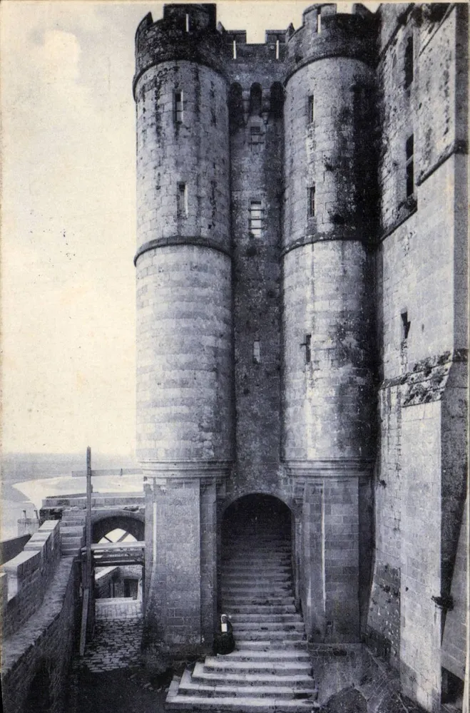 Castelo de Dinan — Porta de entrada com escadas — editor não visível - Frente