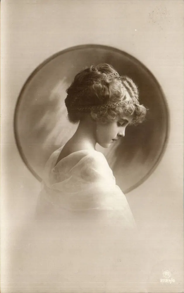 Junge Frau in leichtem Kleid — ovales Portrait — Fotograf RR n°273w/6 - Vorderseite