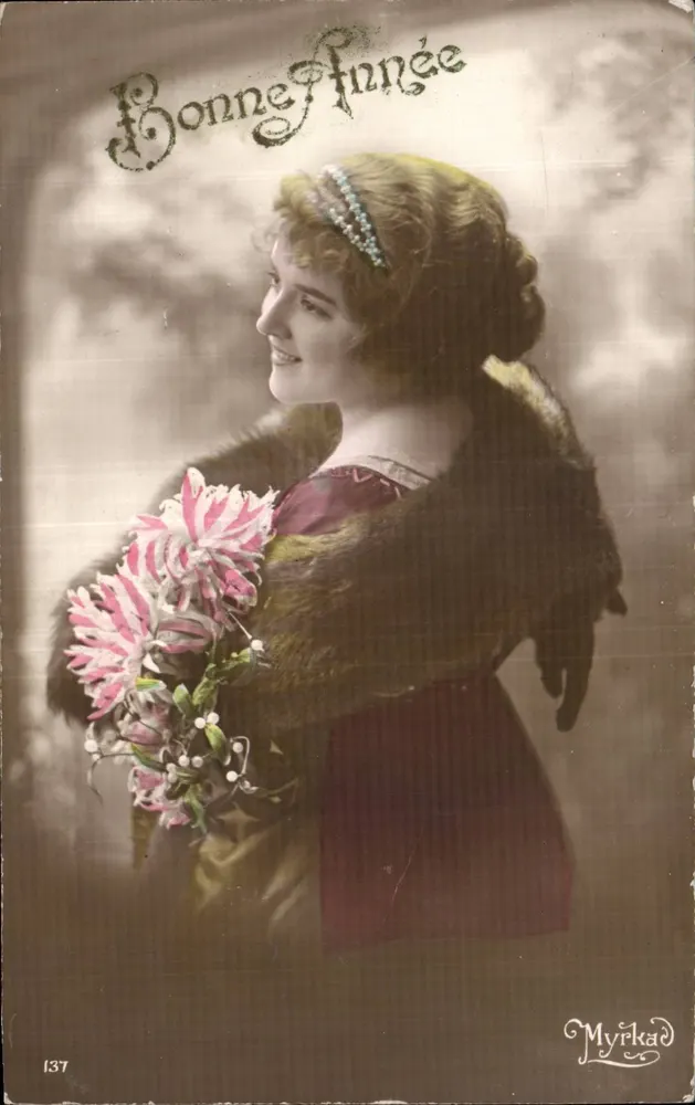 Junge Frau in Pelz mit Blumenbouquet — Frohe Weihnachten — Myrka - Vorderseite