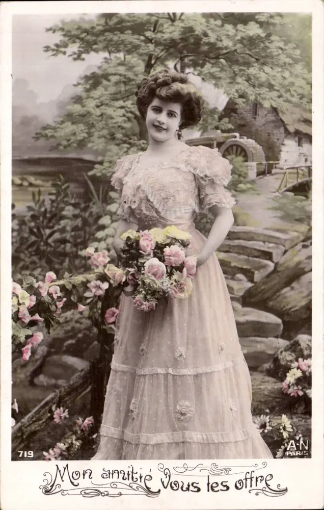 Junge Frau in einem Kleid im Stil von 1900 — Blumenopfer — A.N. PARIS n°719 - Vorderseite