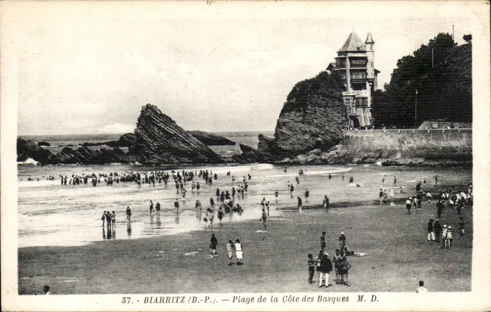 Biarritz (B.-P.) — Praia da Côte des Basques — M. D. - Frente