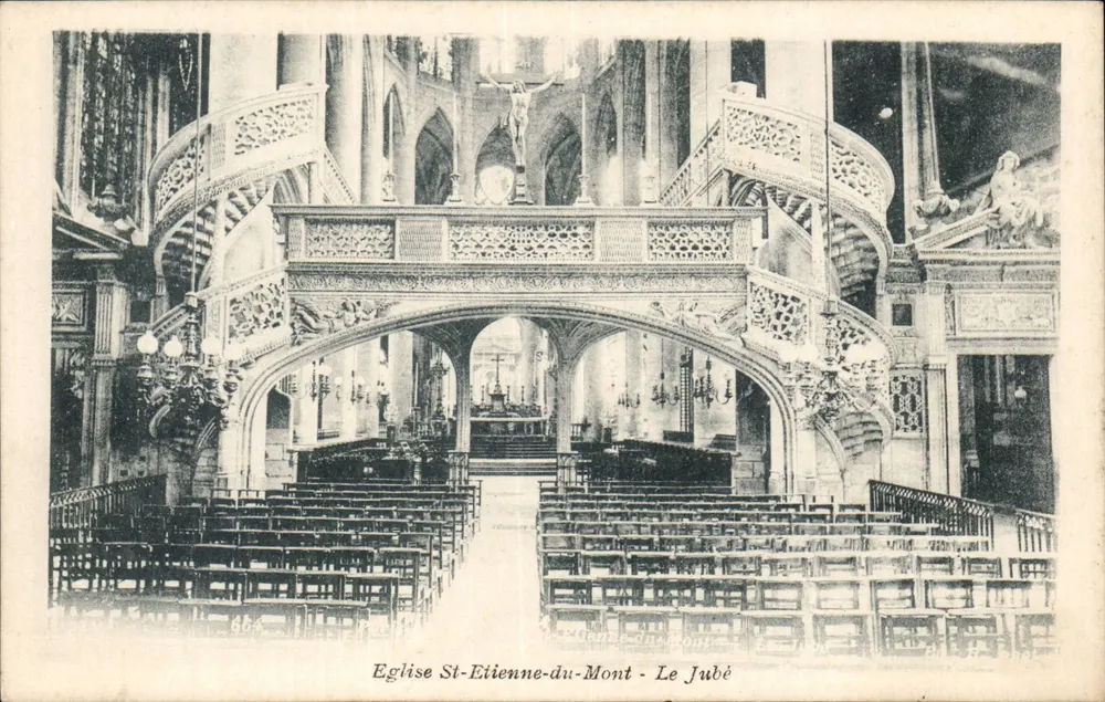 Kirche Saint-Étienne-du-Mont - Der Jubé — Innenansicht mit Treppen und Statuen - Vorderseite