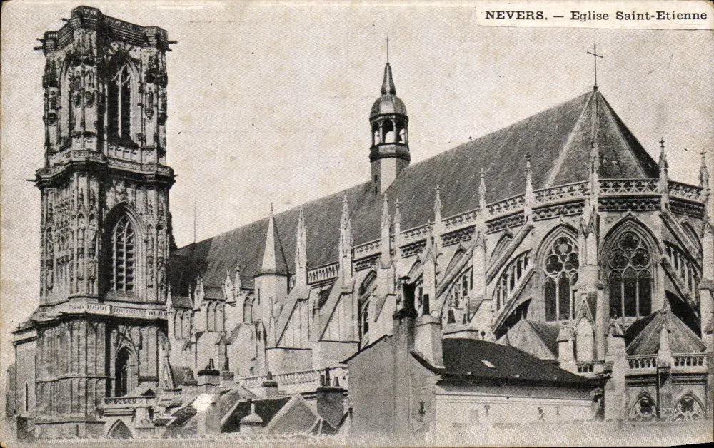 Nevers — Igreja de São Etienne — Editor não identificado, número de série não visível - Frente