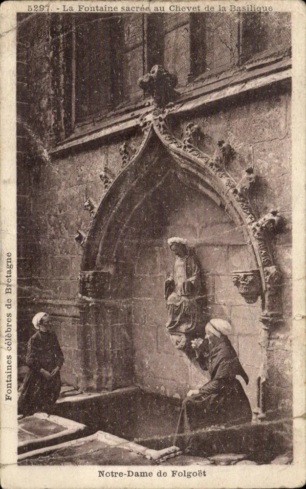 Fonte sagrada no Portal da Basílica Nossa Senhora de Folgoët — Série 5297 — Edições de Arte E. Hamonia, Saint-Hamond - Frente