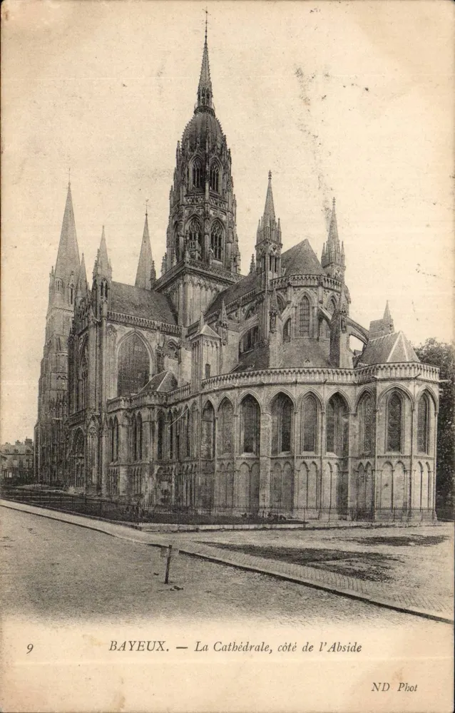Bayeux — A Catedral, lado da Abside — ND Phot - Frente