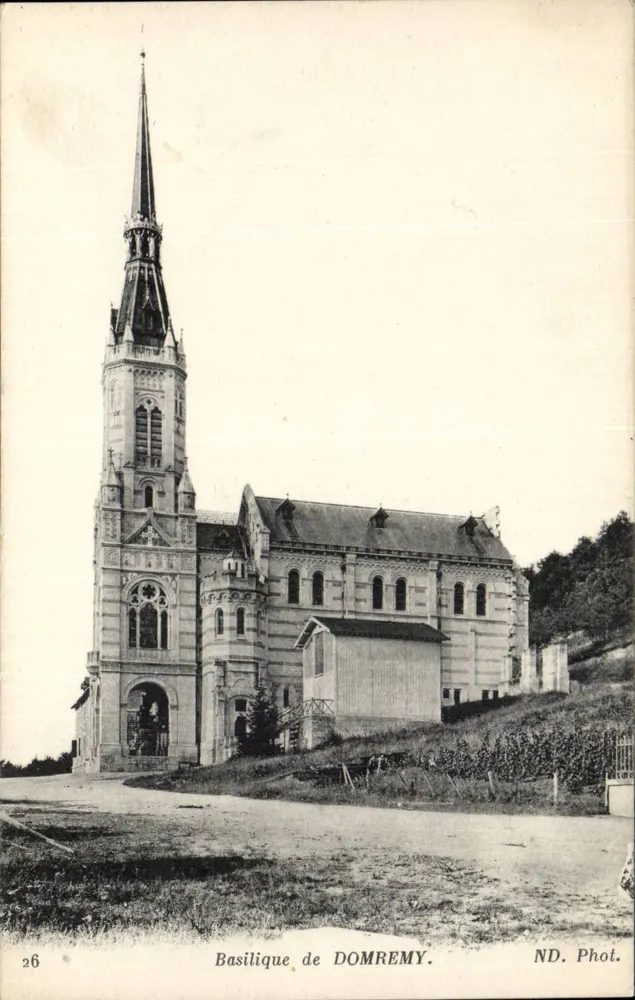 Basílica de Domrémy — vista do edifício com seu campanário com ponta — ND. Fot. n°26 - Frente