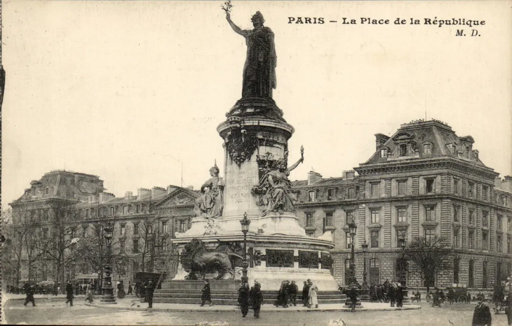 Paris — A Place de la République — M.D. - Frente