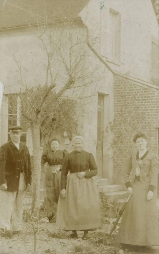 Gentilly — Gruppe von vier Personen vor einem Haus — Verleger J. JOUGLA - Vorderseite