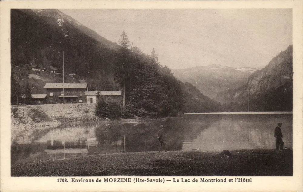 Umgebung von MORZINE (Hte-Savoie) — See Montriond und das Hotel - Vorderseite