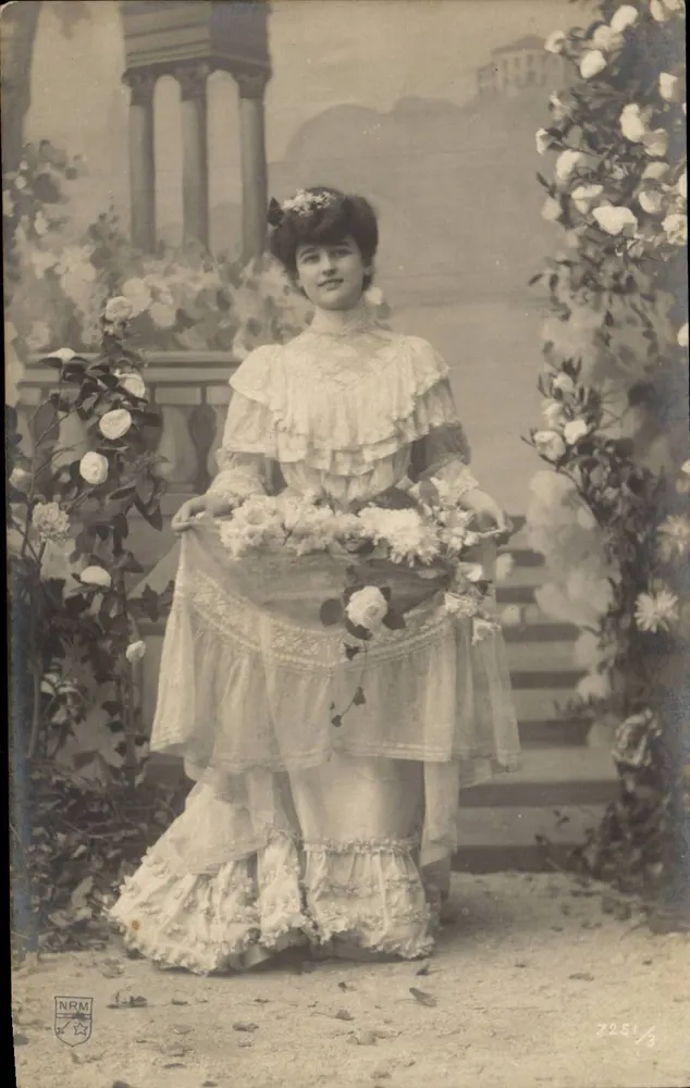 Junge Frau in einem Rüschenkleid — Blumendekor und Säulen — NRM, Nr. Z2251/3 - Vorderseite