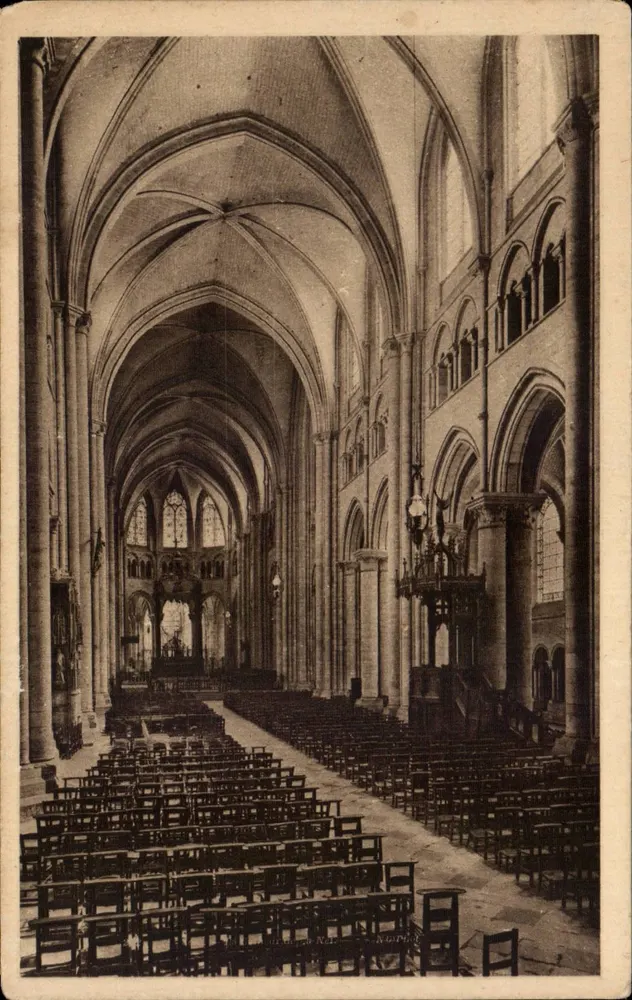 Sens — A Nave da Catedral — Editor Levy, Paris - Frente