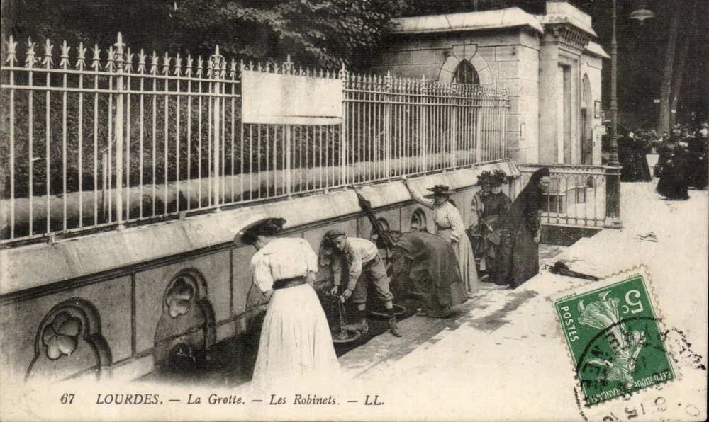 Lourdes — A Gruta — Os Robinets — LL. — N° 67 - Frente