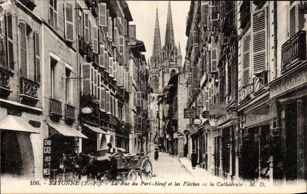 Bayonne (B.-P.) - Die Rue du Port-Neuf und die Spitztürme der Kathedrale - M. D. - Vorderseite