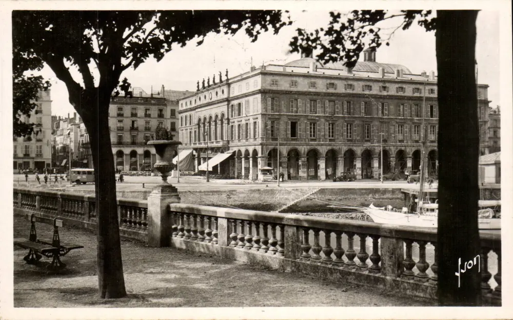 Bayonne (Basses-Pyrénées) — Das Rathaus und das Theater — Éditions d'Art, Paris - Vorderseite