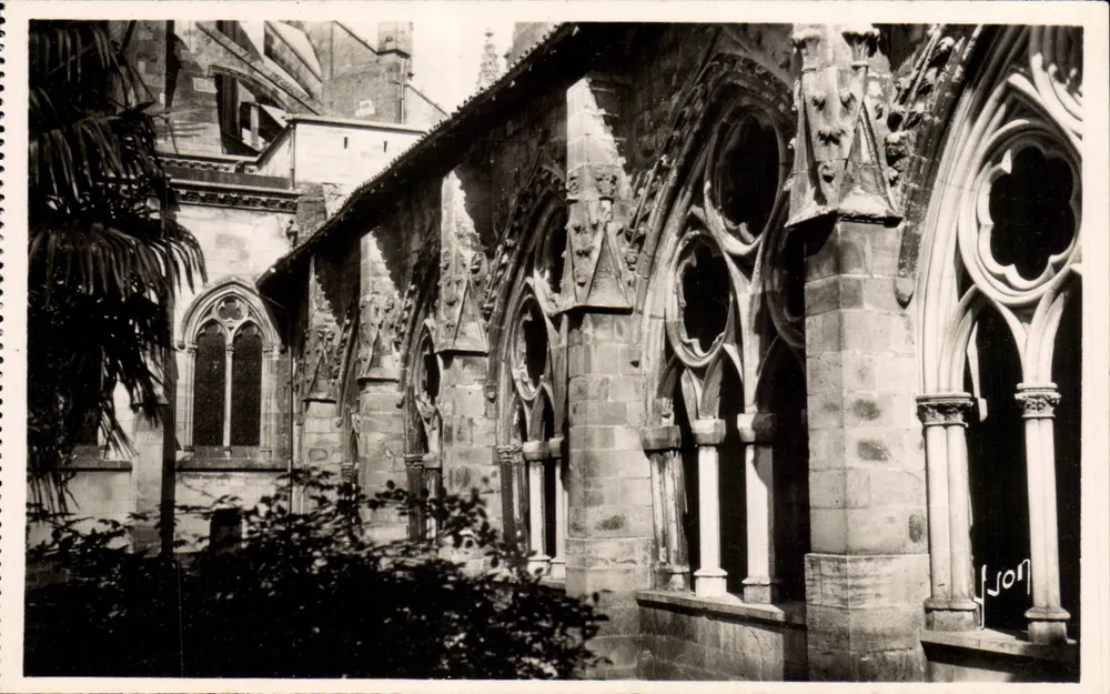 Bayona (Bajos Pirineos) — Detalle del Claustro de la Catedral — Éditions d'Art, París - Anverso