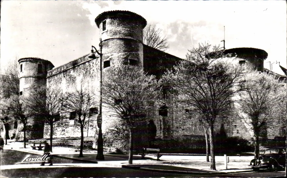 O Castelo Velho — Bayonne — Editor L. Lavielle, n° P. 690 - Frente