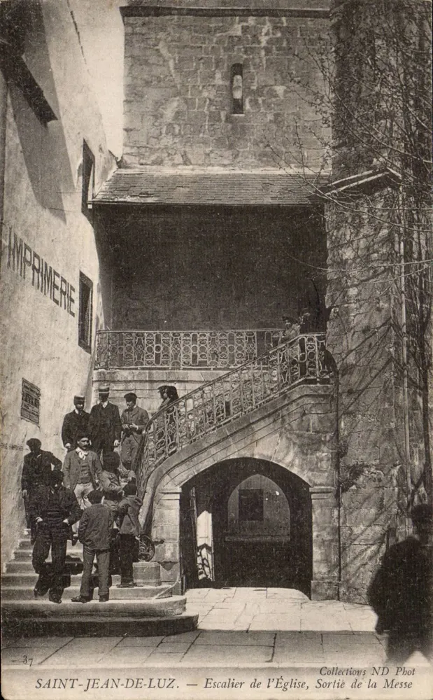 Saint-Jean-de-Luz — Treppen der Kirche, Ausgang der Messe — Druckerei, ND Phot Sammlung - Vorderseite