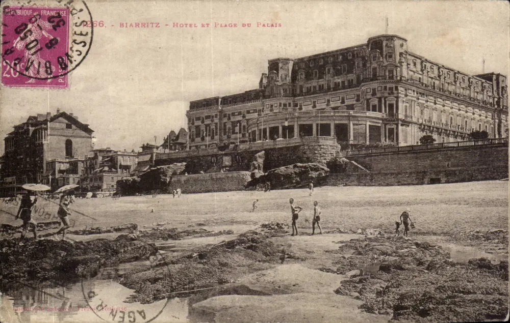 Biarritz - Hotel e Piazza del Palazzo — Ed. L. F. Roussanne, n° 2266 - Recto