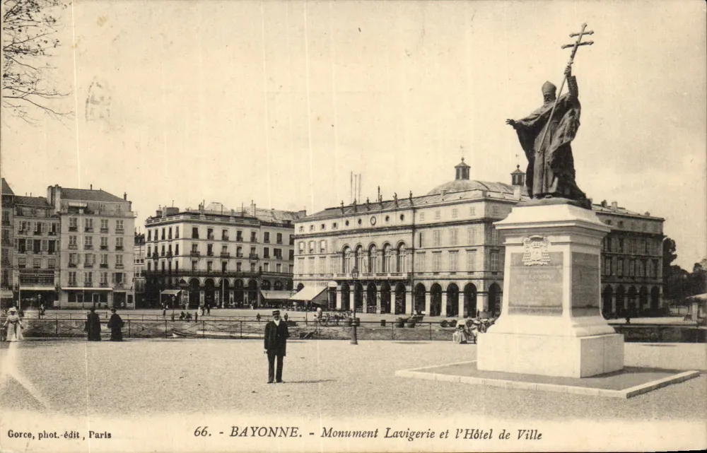 Bayonne - Denkmal Lavigérie und Rathaus - Vorderseite