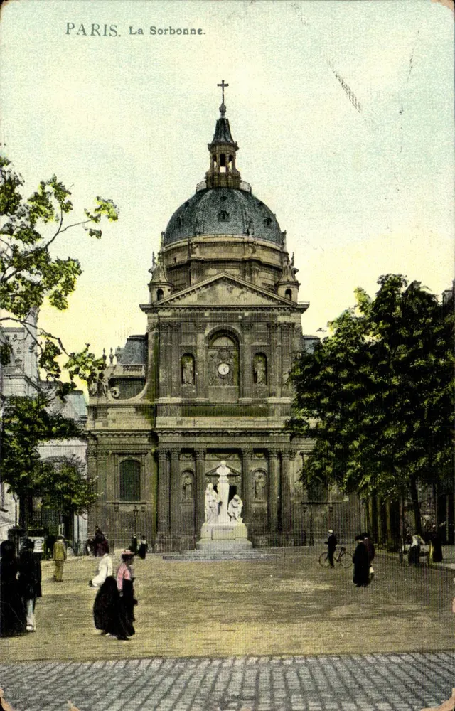 Paris. A Sorbonne — vista da fachada com domo e estátua — editor não identificado - Frente