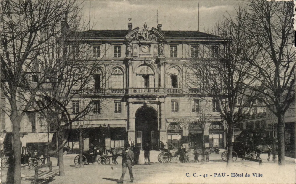 Pau - Hotel de Ville — vista da praça — C.C. - 42 - Frente