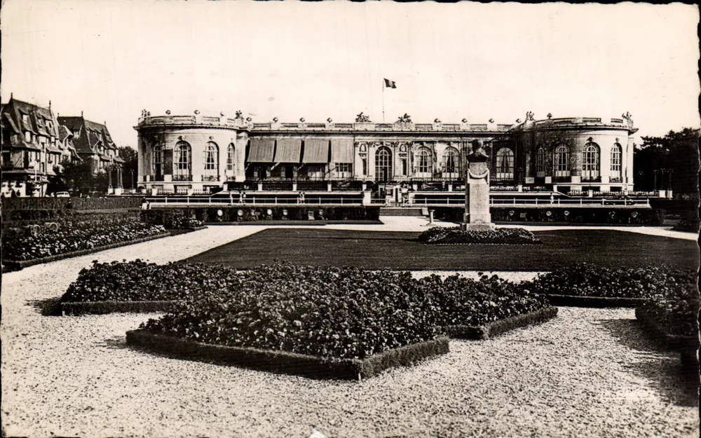 Deauville (Calvados) — Die blühende Strandpromenade, Das Casino — Éditions Véritable - Vorderseite