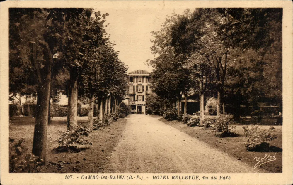 Cambo-les-Bains (B.P.) — Hotel Bellevue, Ansicht vom Park — Yolled - Vorderseite