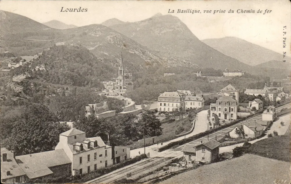 Lourdes — Die Basilika, Ansicht vom Schienenweg — V.P. Paris Nr. 9 - Vorderseite