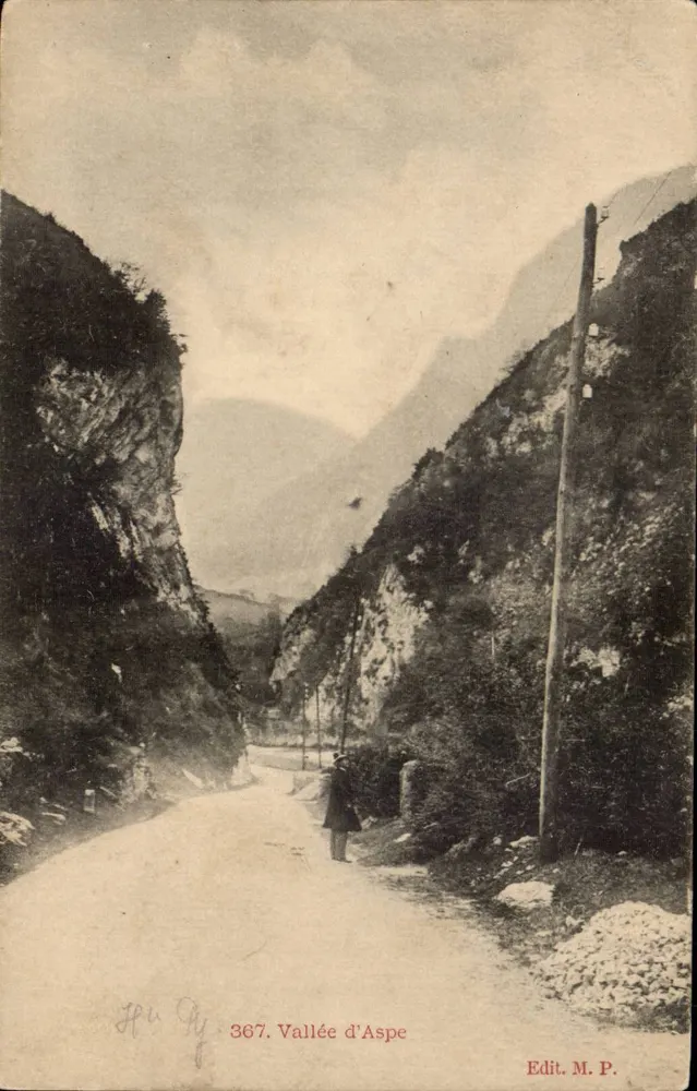 Vale de Aspe — vista da vale entre montanhas — Edit. M. P. n° 367 - Frente
