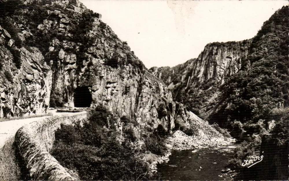 Gorges de Gouvygny — Eingang zum Tunnel und der Weidenbaum — Jardres - Vorderseite