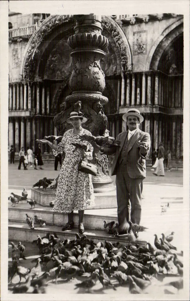 Venedig — Piazza San Marco — Paar mit Tauben — Karteikarte n° 7046 - Vorderseite