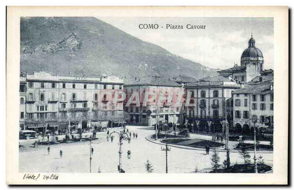 Como - Piazza Cavour — uitzicht van de plein met gebouw met koepel en berg in de verte — Hotel Volta - Voorkant