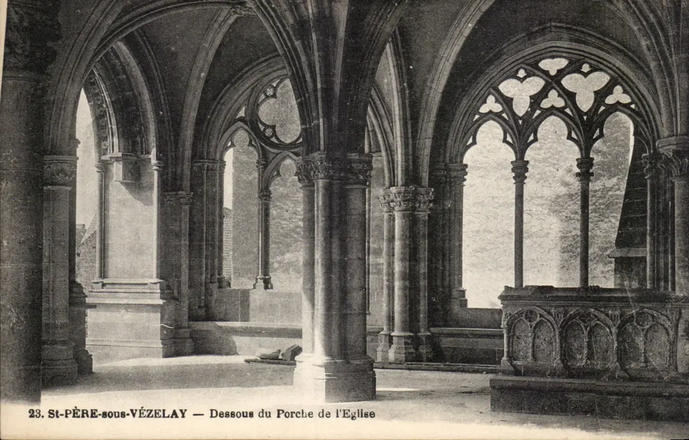 St-Père-sous-Vézelay — Unter dem Portal der Kirche — Libr.-Pap. Fohain frères, Verlag, Avallon - Vorderseite