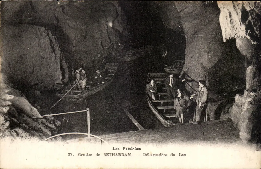 Grutas de BETHARRAM — Embarcadouro do Lago — Os Pirineus - Frente