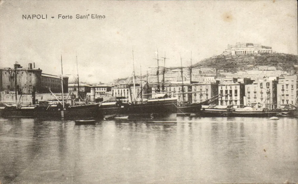 NAPOLI - Forte Sant'Elmo — Ansicht des Hafens mit Segelschiffen — Ed. Raimondo Renza & C. - Napoli - Vorderseite