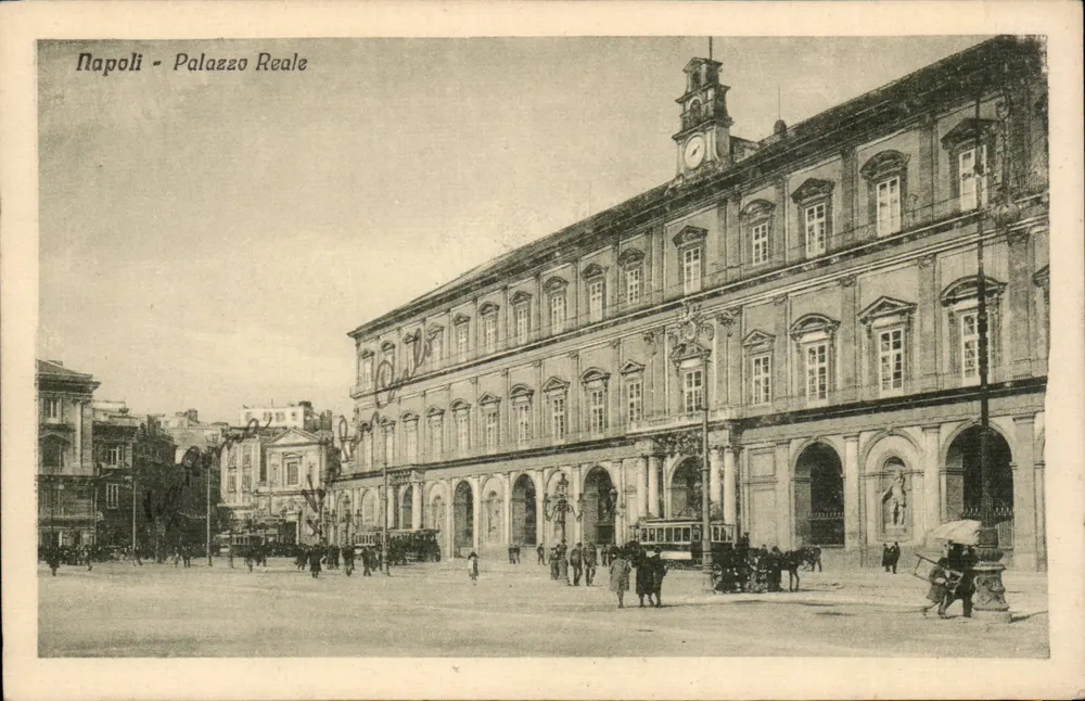 Naples - Königspalast — Ansicht des Palastes mit Straßenbahn und Fußgängern — Uff. Rev. Stampa Milano N. 4023 - Vorderseite